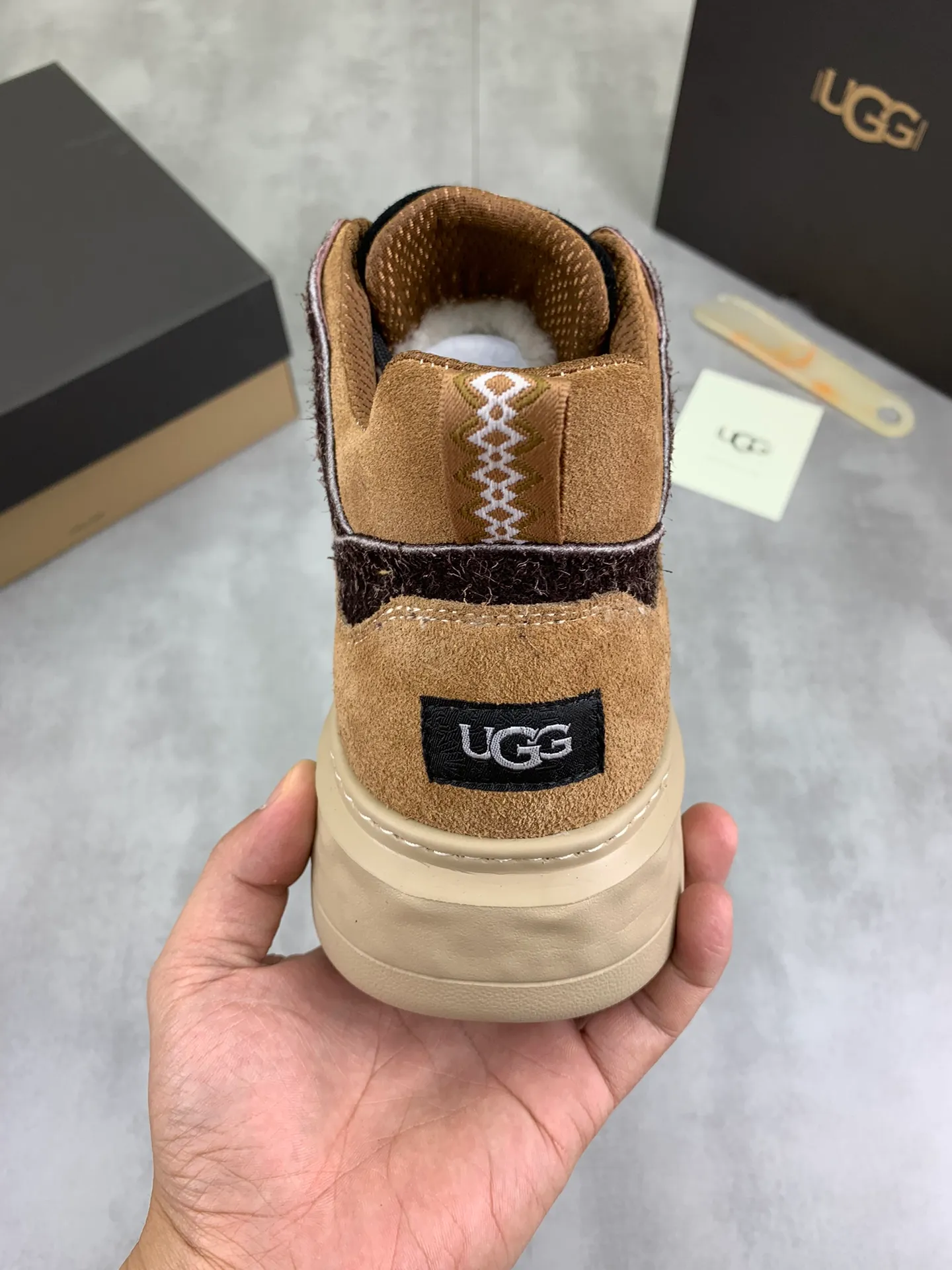 Men's shoes 💰P640 [New style] 💰 🆘 "Real wool" [UGG] 👉The popular men's shoes are synchronized with the official website 🔰The quality of the genuine products [satisfied] is not comparable to the imitations in the general market 🌀The upper is imported Italian frosted cowhide, and the lining is: foot pad 🅰️ grade 🐑Real wool👻Only Grade A can show the effect The hand feels smooth and delicate 🔱The shoe shape is grand, only genuine manufacturers can do it 🎄The perfect toughness of the original outsole 👻⬛️ allows customers to say goodbye to one-time consumption. Real wool lining, super warm. Available in black, brown and gray. Size: 39-44